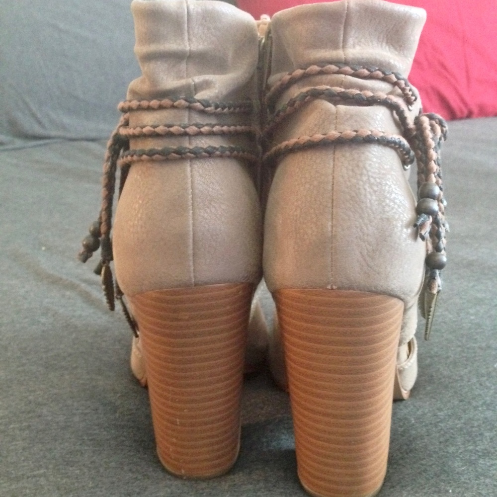 Bootie Heals - Picture 4 of 5